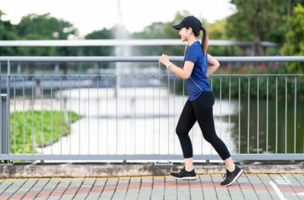 Mujer completando la meta de pasos diarios.