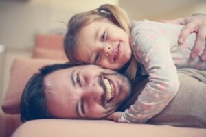 Maneras en que un padre puede criar hijas fuertes