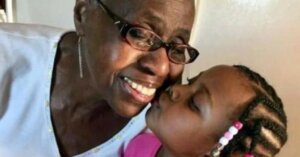 Mujer ha adoptado a 189 niños en cuatro décadas y quisiera seguir haciéndolo