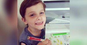 Cuando era pequeño no hablaba por su autismo, actualmente sabe más de 9 idiomas y compone canciones