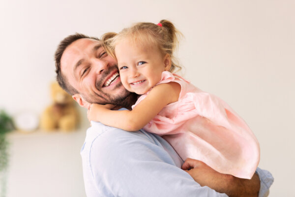 Padre cariñoso con su hija.