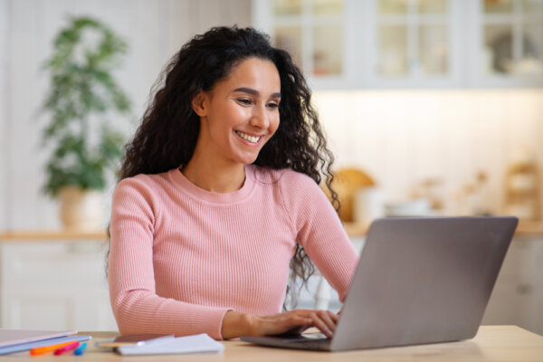 Persona que disfruta de una semana laboral de 4 días.