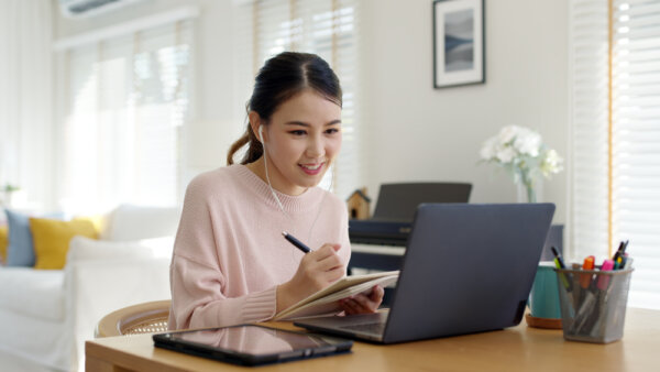 Mujer japonesa trabajando.