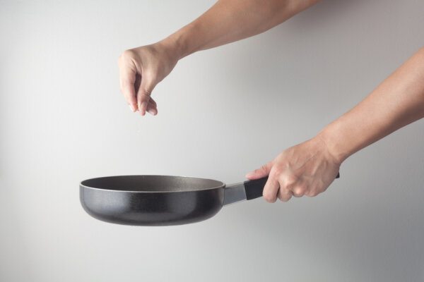 Sal para limpiar un sartén.