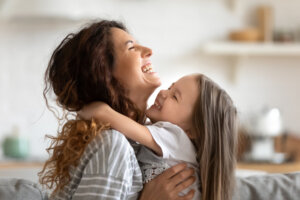 Hijos de madres que trabajan estarían más cerca de cumplir sus sueños, según estudio