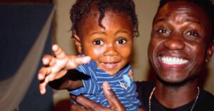 Hombre encuentra a un bebé abandonado en Haití, hoy son una familia después de la dura lucha por su custodia