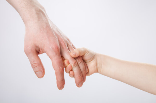 Cambiaron el apellido de su padre, por el de su madre.