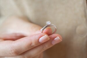 Mujer recibe el anillo de compromiso tras la muerte de su prometido, una muestra de amor eterna