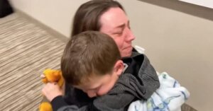 Adopta a un niño que, sin saber, era el hijo que había perdido hacía muchos años