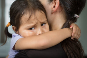 Fases por las que pasa tu hija cuando no has sido una madre amorosa