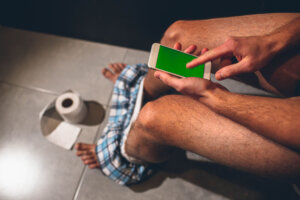 Llevar el teléfono al baño: una práctica que puede poner en riesgo tu salud