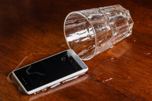 ¿Tu celular ha caído en el agua? Estos son los «SÍ» y los «NO» que debes saber para salvarlo