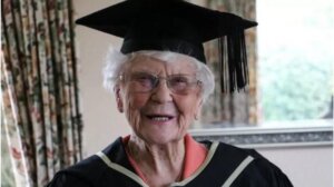«Los días más felices de mi vida»: mujer de 101 años recibió título como profesora