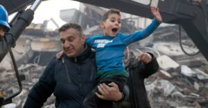 Sano y salvo: conmovedora historia del pequeño que pasó 52 horas bajo los escombros y logró ver la luz de nuevo