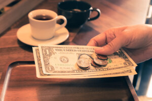 Conoce el curioso origen de las propinas, una práctica para agradecer
