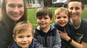 ¡Juntos para siempre! Pareja adopta a 3 hermanos biológicos para crecer en familia