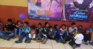 ¡Una acción con mucho amor! Maestro llevó a sus estudiantes por primera vez al cine