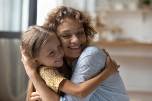 ¿Por qué los abrazos son más efectivos para educar que los castigos?