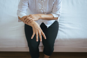 Cómo detectar a tiempo la osteoporosis en pacientes con cáncer de mama, según expertos