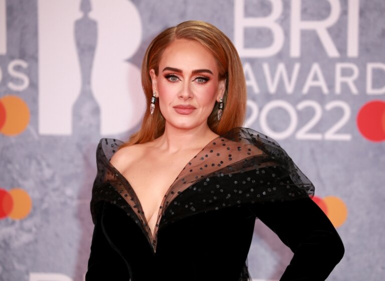 "¿Podrías dejarlo en paz?": Adele pausa su show para defender a un fan de un guardia de seguridad