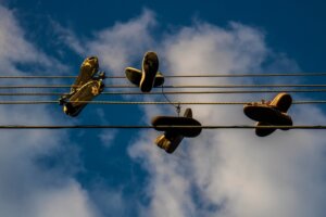 Zapatos colgados en cables eléctricos: ¡conoce qué significan en realidad!