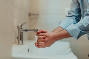 Misterio resuelto: conoce la razón por la que el semen se vuelve pegajoso cuando toca el agua