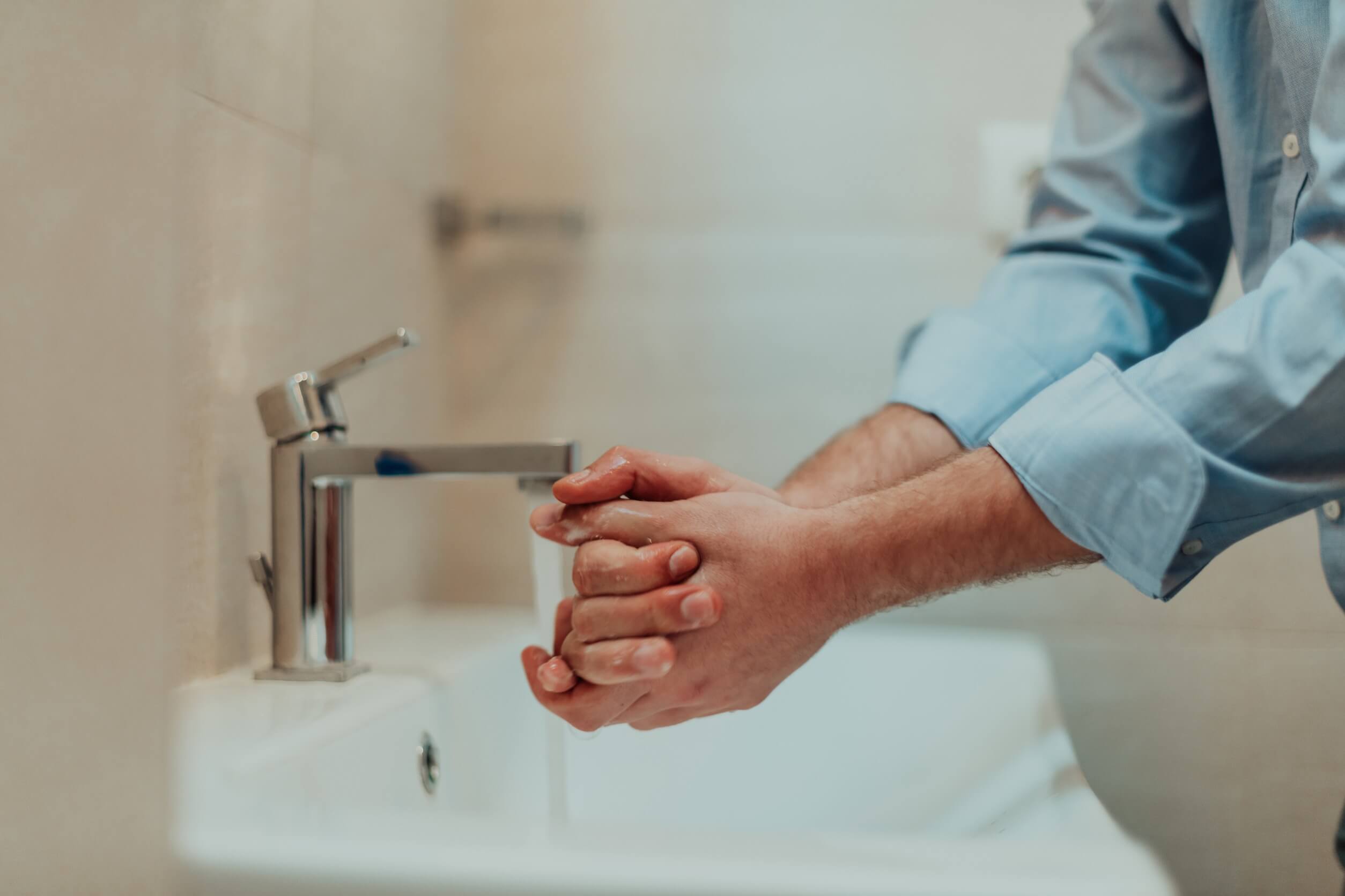 Misterio resuelto: conoce la razón por la que el semen se vuelve pegajoso cuando toca el agua
