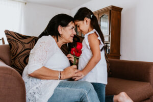 ¡Amor incondicional! Abuelos se quedan con la custodia de sus nietos y les ofrecen un verdadero hogar para siempre