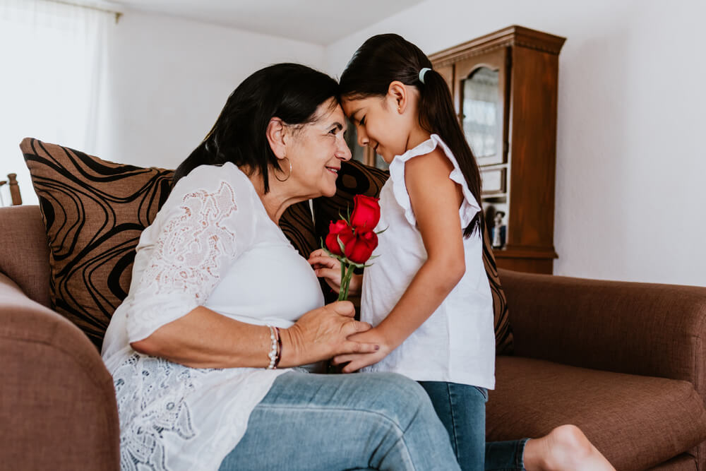 ¡Amor incondicional! Abuelos se quedan con la custodia de sus nietos y les ofrecen un verdadero hogar para siempre