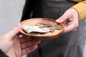 Mira el curioso origen de la propina, una práctica obligatoria en algunos países del mundo
