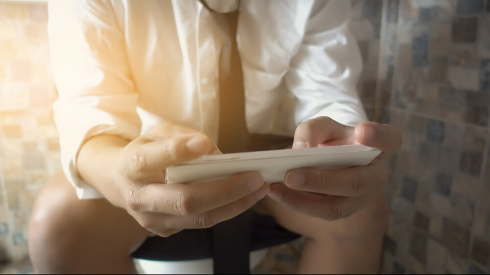 Descubre por qué el hábito de leer en el baño pone en riesgo tu salud